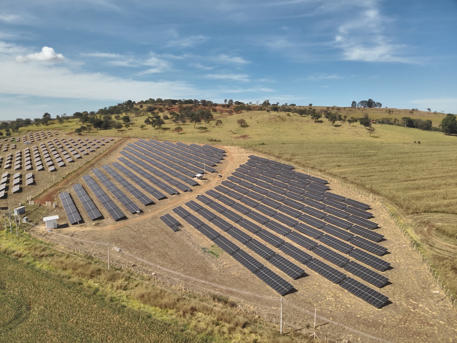 Vista aérea de uma usina solar Soys que gera energia para clientes do Banco Mercantil